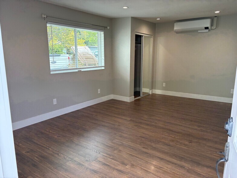 Building Photo - 911 E Aliso St