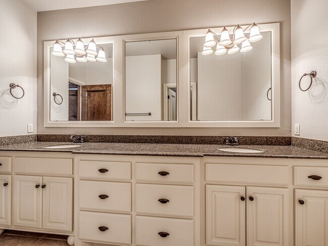 Building Photo - Luxury Townhome in Edmond + Near Rose Cree...