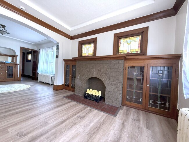Building Photo - 1411 W Rawson Ave