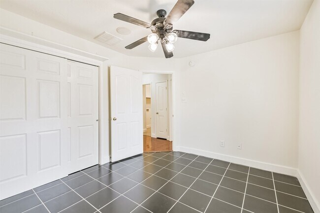 Building Photo - 7 Heron Hollow Ct