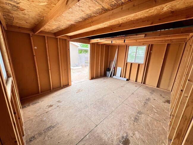 Building Photo - 7826 E Juanita Ave