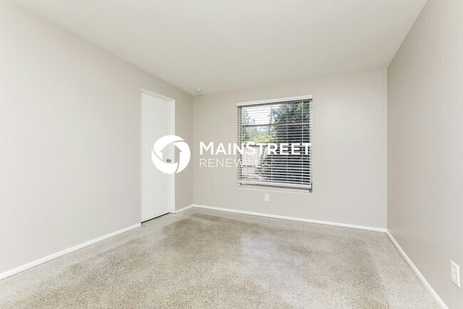 Building Photo - 4 Bedroom Pet-Friendly Home in Edgewood, FL with Main Street Renewal