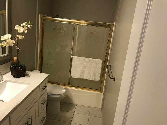 Full hallway bathroom - 6542 Ocean Crest Dr