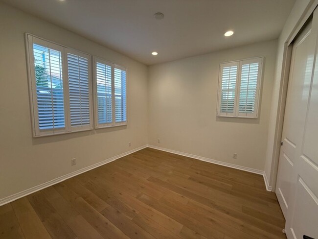 Building Photo - Beautiful spacious 3 Bedroom 3.5 bath 2185...