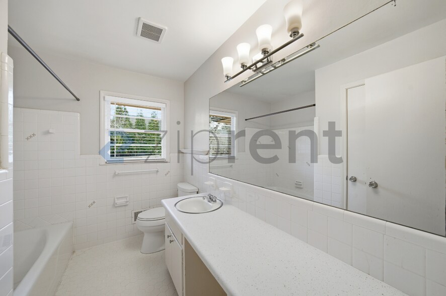 Building Photo - 1894 Hebron Hills Dr