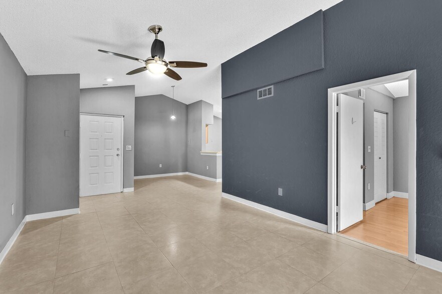 Building Photo - 2850 N Oakland Forest Dr