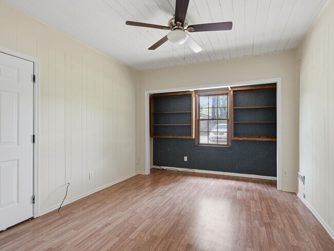 Building Photo - 704 Jackson Dr
