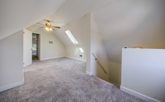 Building Photo - 2428 W Carmen Ave