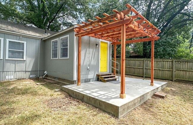 Building Photo - 2 Bedroom 1 Bathroom House in Texarkana, TX