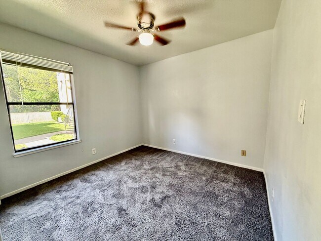 Building Photo - great condo in roseville available now
