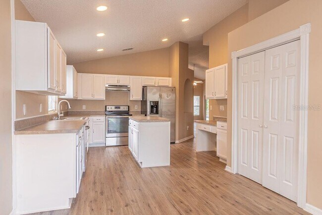 Building Photo - 565 Blue Water Ave