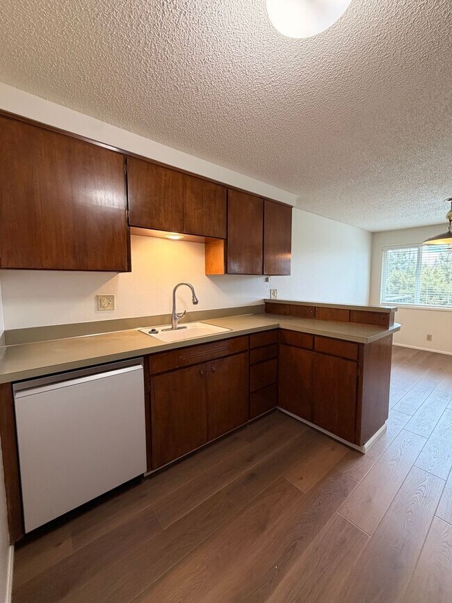 Building Photo - 2-Bedroom 1 1/2- bathroom Townhouse style duplex.