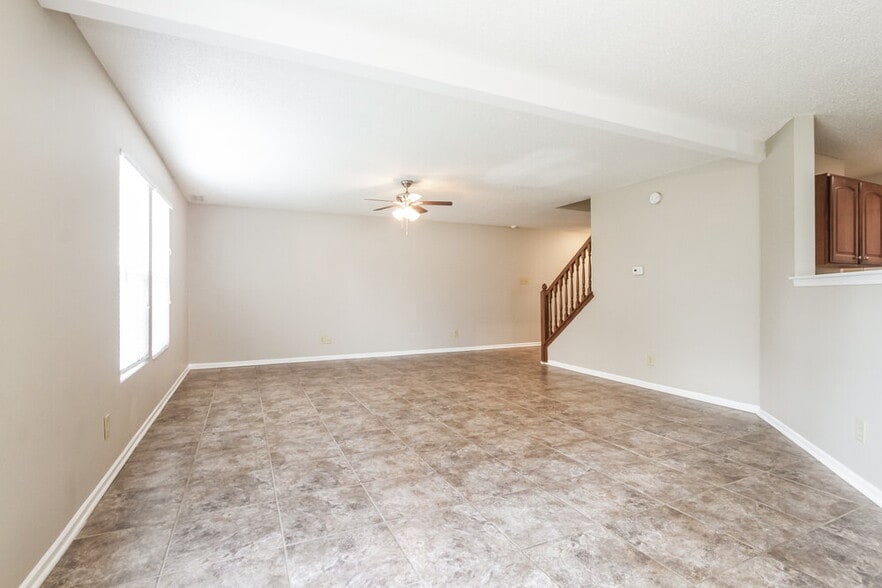 Building Photo - 9047 Bainbridge Dr