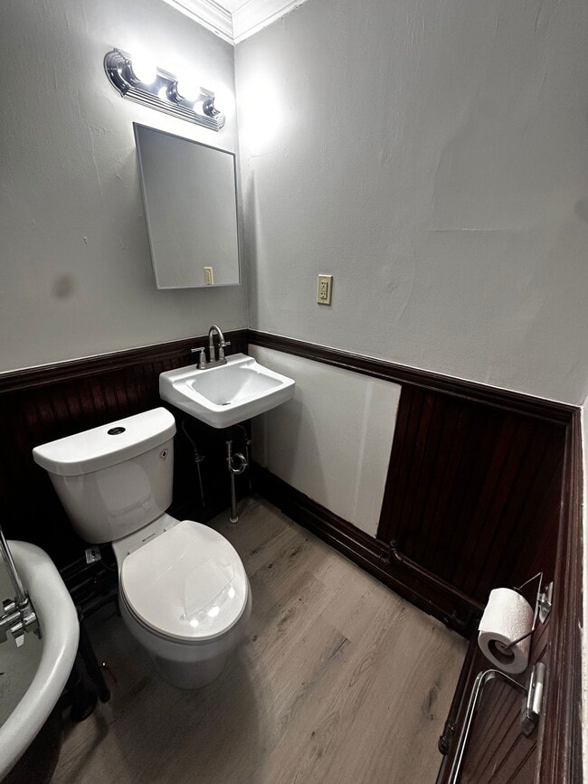 Building Photo - 108 Church St