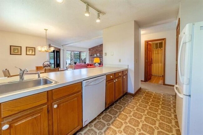 Building Photo - 15 Manor Estates Dr