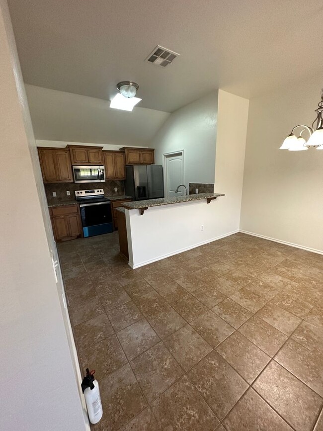 Building Photo - 4 bd/2 ba - Wood Look Floors - Open Plan