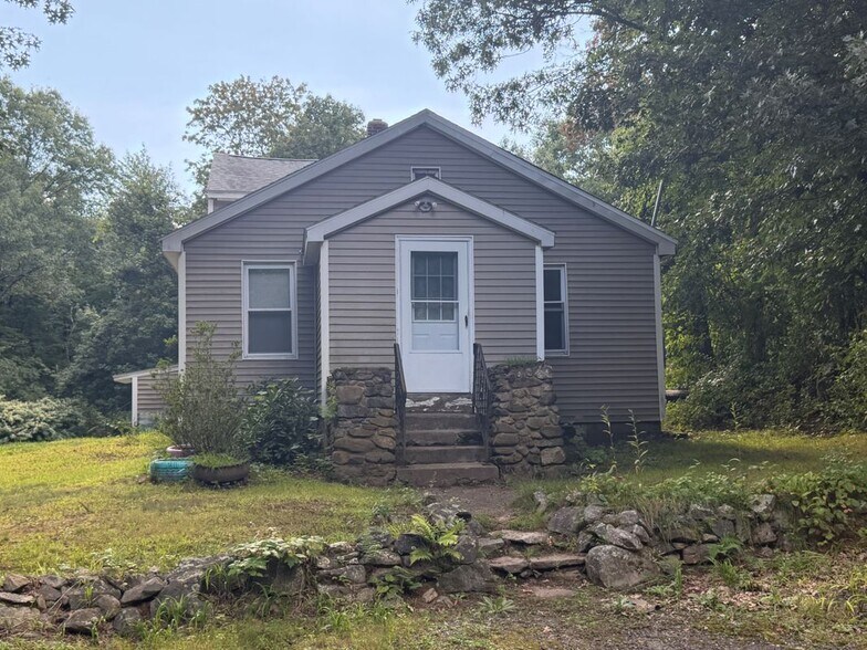 Building Photo - 882 Pleasant St