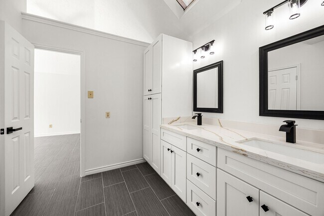 Building Photo - 2010 Courtshire Ln