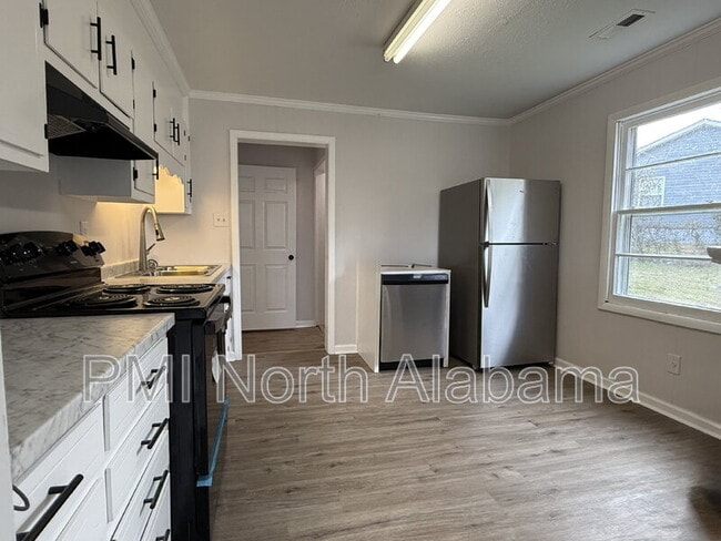 Building Photo - 1021 Fairway Dr NW