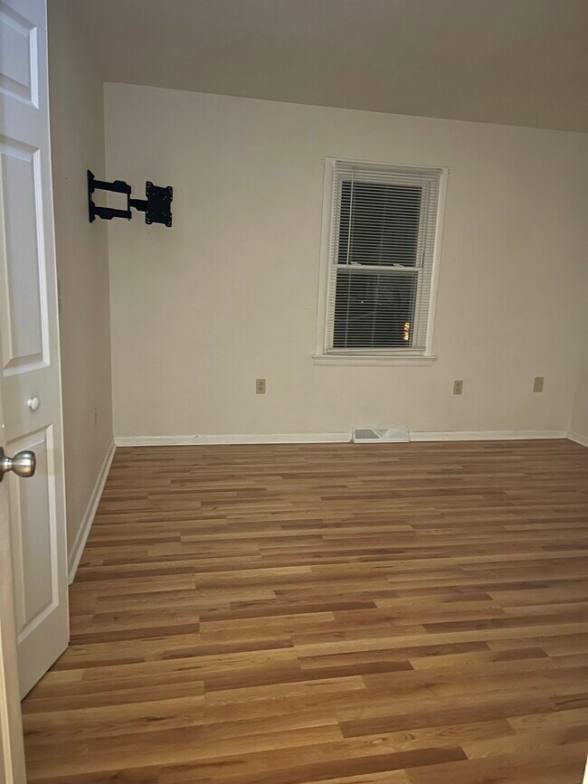 Primary bedroom - 134 E Chapel Ave