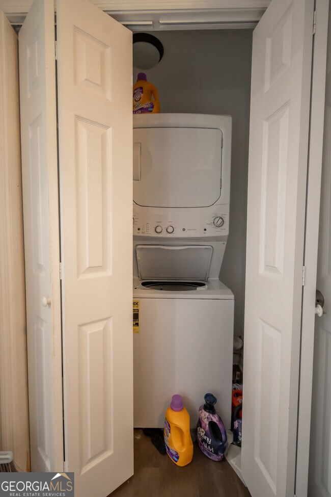 Building Photo - 120 Hillside St