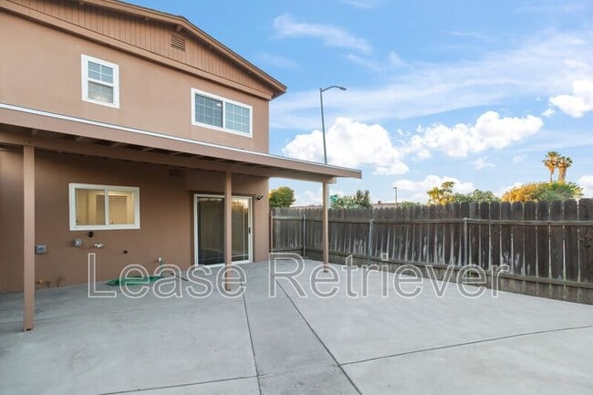 Building Photo - 990 Palm Cir