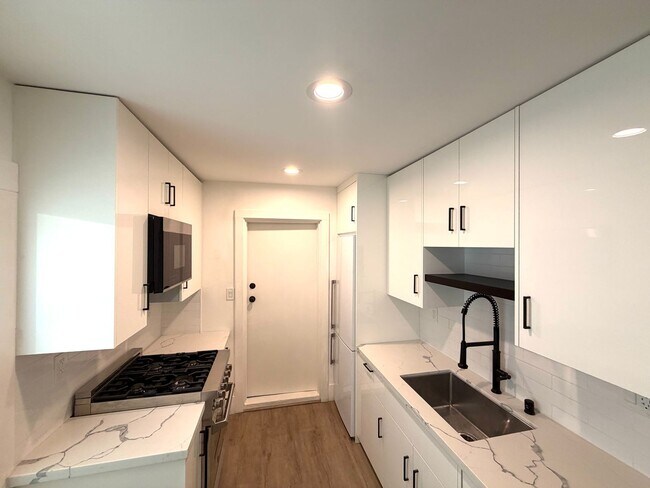 Building Photo - Beautifully Renovated Midtown Sacramento Apartment with Private Backyard Patio!