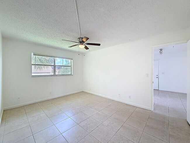Building Photo - 235 Lake Dora Dr