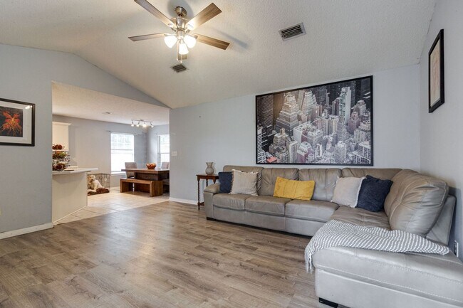 Building Photo - 3 Bedroom in Navarre!!!