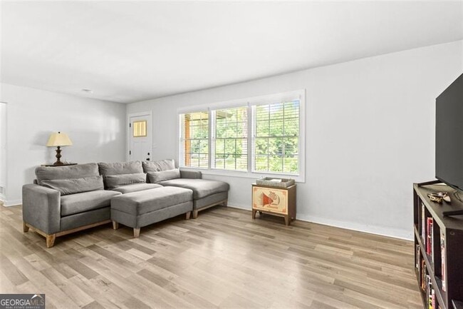 Building Photo - 2425 Clifton Springs Rd