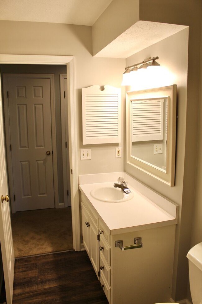 Building Photo - 736 Woodland Dr