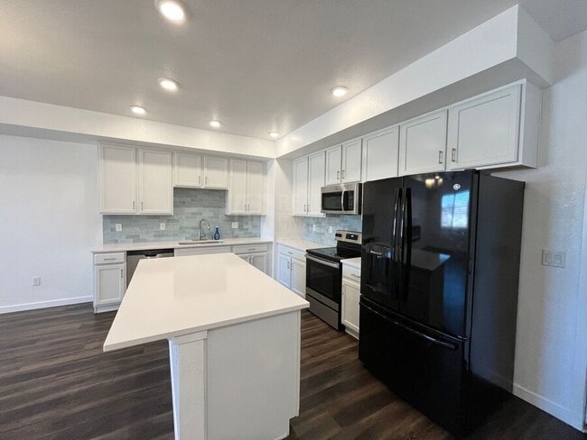 Building Photo - 811 E 98th-505