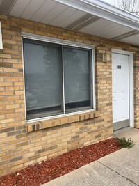 Building Photo - Studio Apartment on W. Cherry Lane