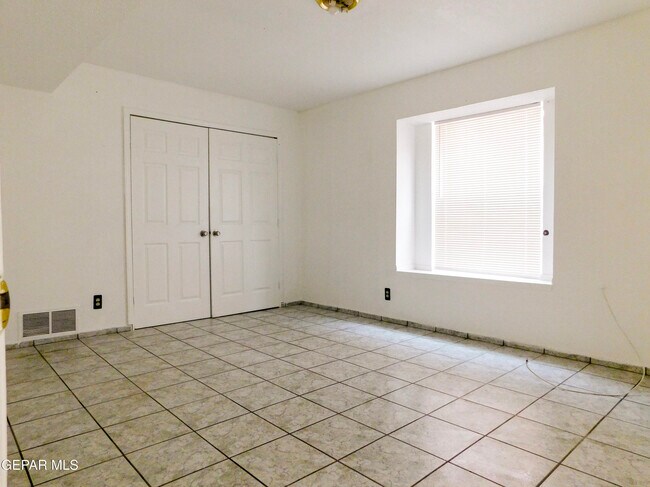 Building Photo - 726 Medina St