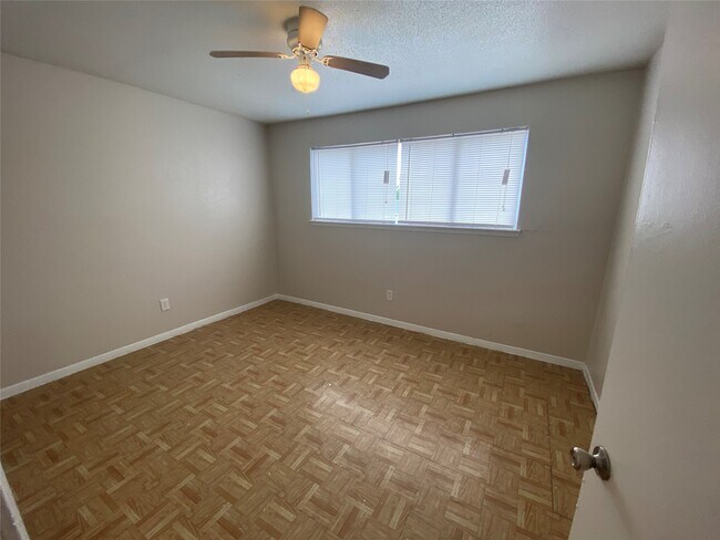 Building Photo - 5610 Royal Palms St