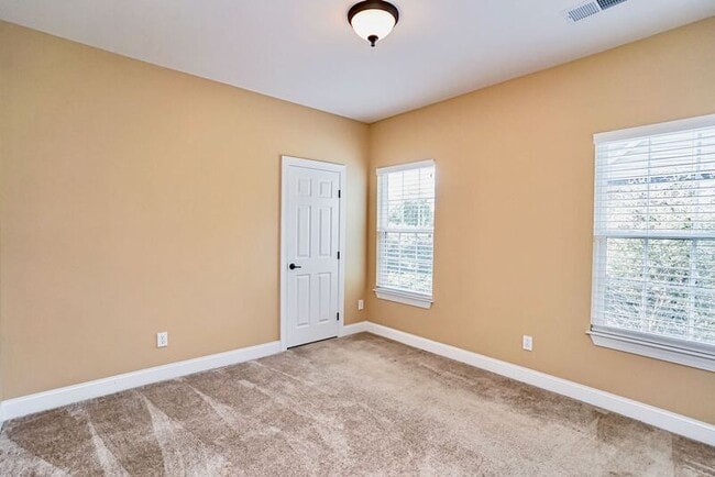 Building Photo - 100 Little Pond Dr