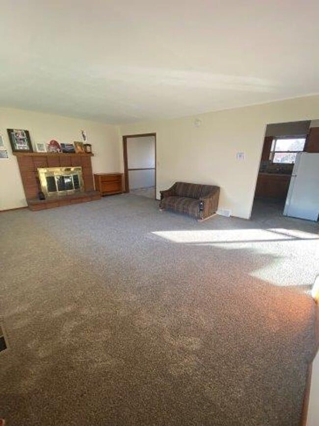 Building Photo - 4 Weeks Free Living! Cozy 3 Bed Home with ...