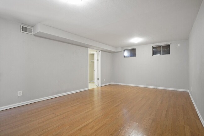 Building Photo - 3 Bedroom Townhome in University Neighborhood