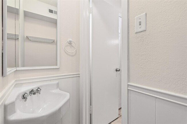 Building Photo - 2800 Westhill Dr