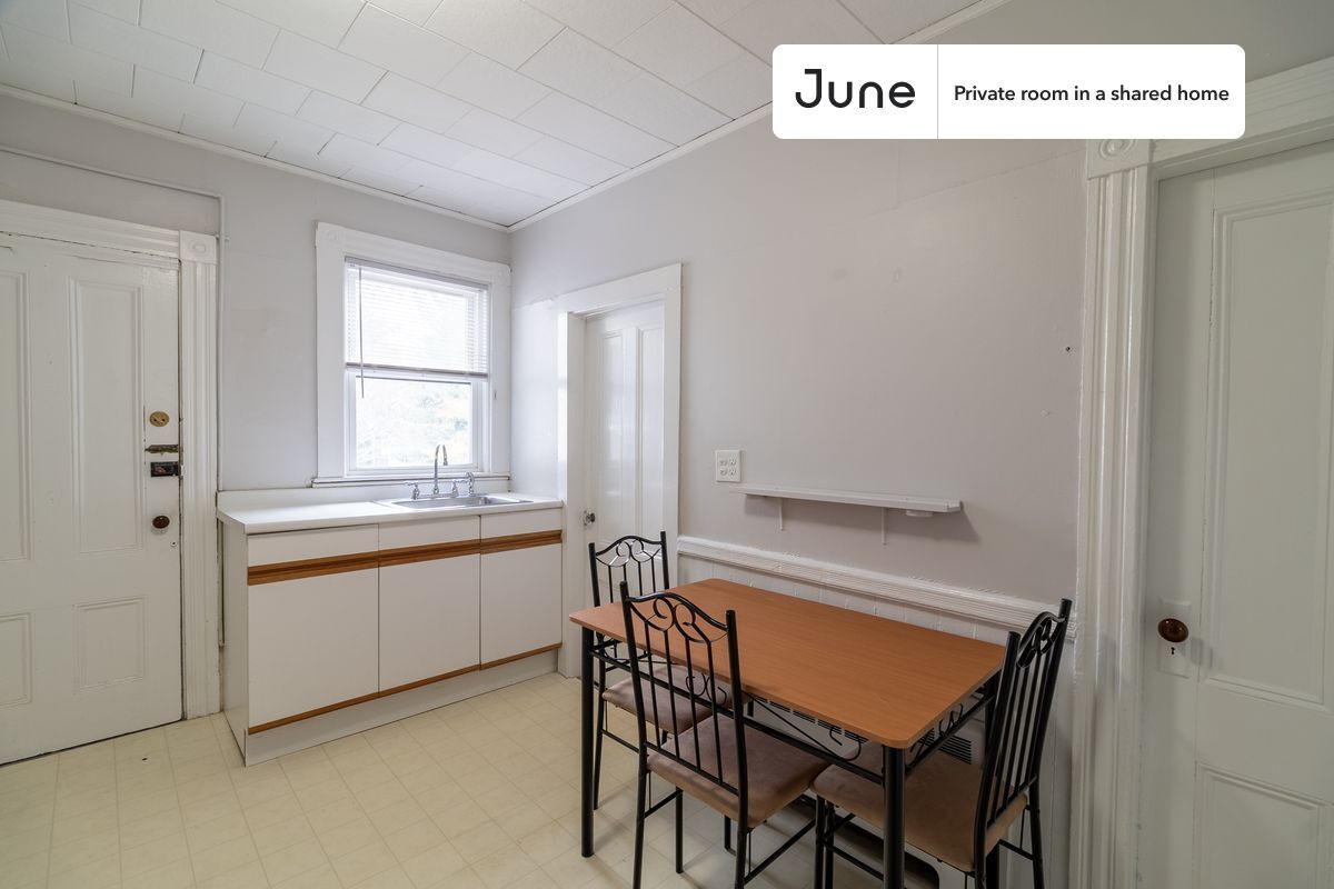 Building Photo - Private bedroom in 4 bed/1 bath Home
