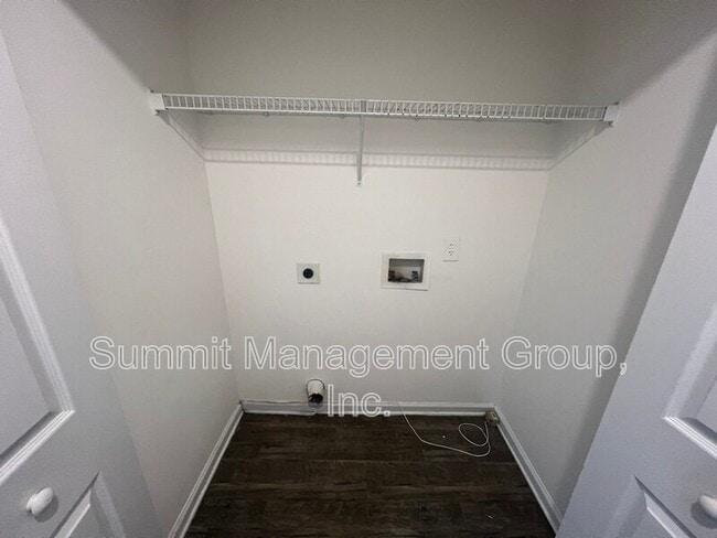 Building Photo - 2810 Lakeside Cir