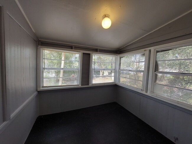 Building Photo - *1st Month's Rent Free!* 1 Bedroom 1 Bath-...