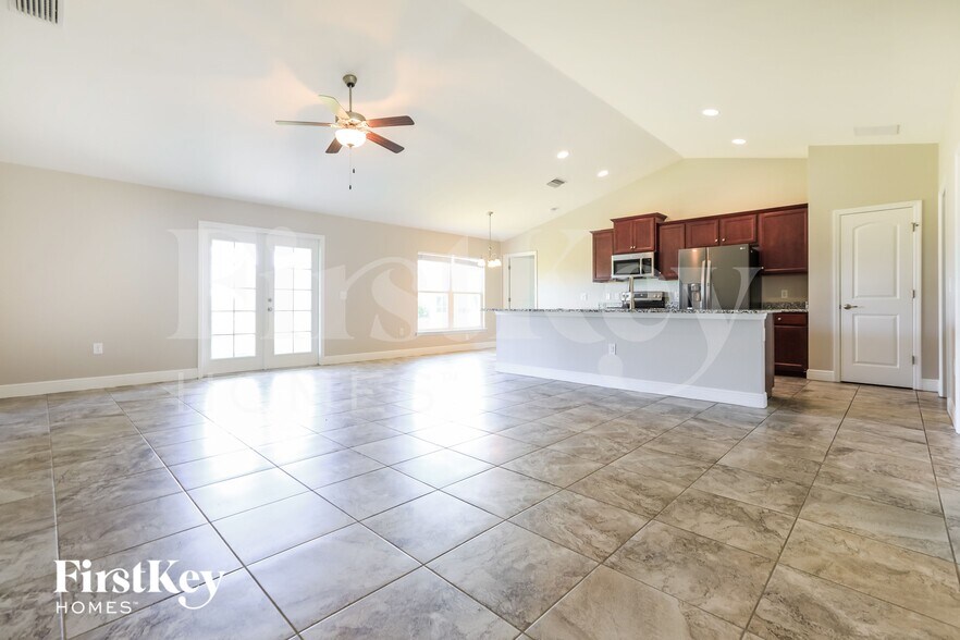 Building Photo - 282 Franca St