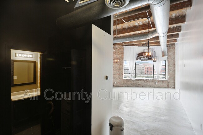 Building Photo - 326 Nelson St SW