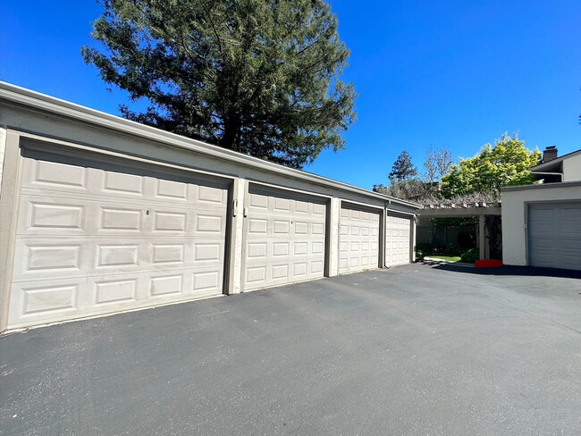 Building Photo - Saratoga 2 Bedroom Upstairs Unit in Great Complex!