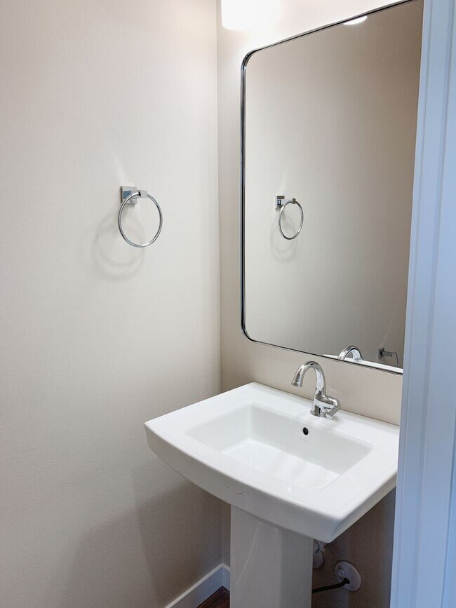 Building Photo - Lease Takeover Available NOW! Sunny 3 bdrm, 2.5 bath in Cordata Neighborhood