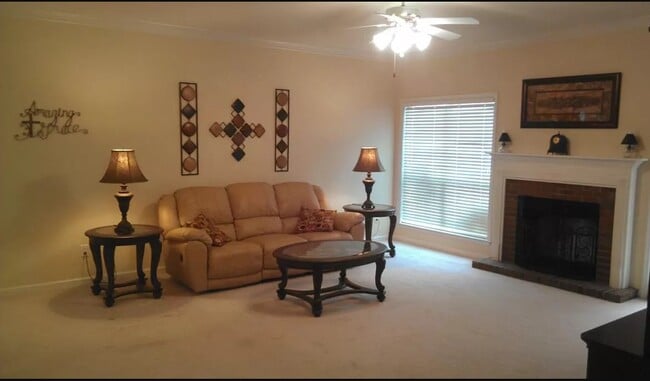 Building Photo - 813 SE Halstead Ct