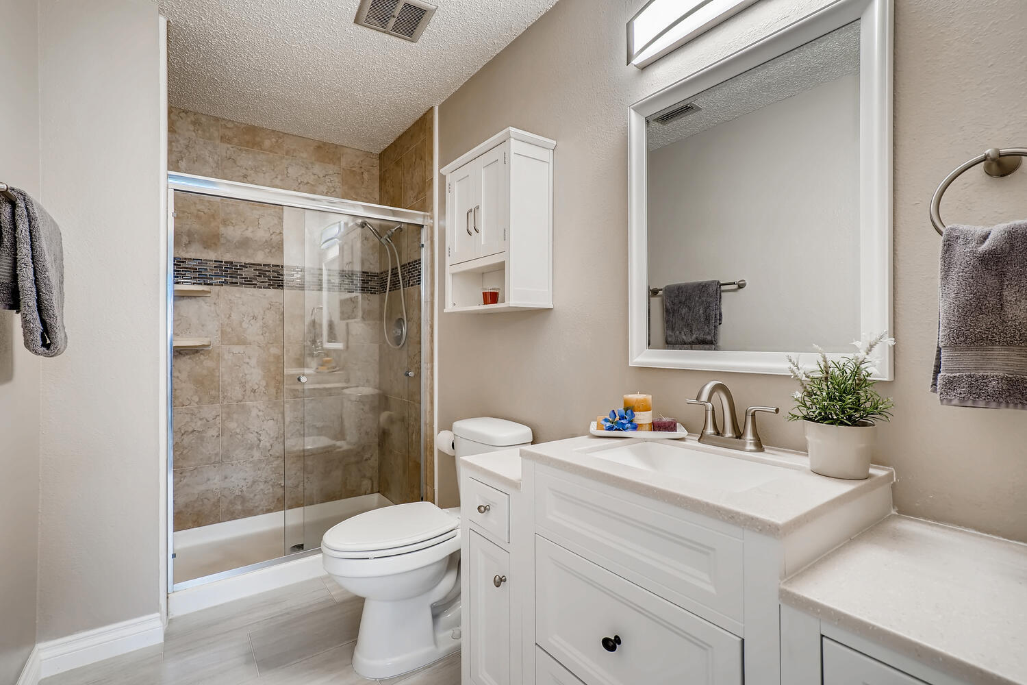 Ensuite - 2260 E Geddes Ave