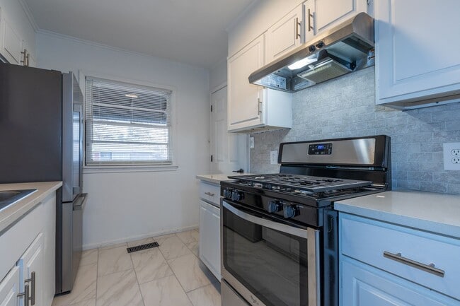 Building Photo - Beautiful 3 bedroom 1 bath, Available in April!