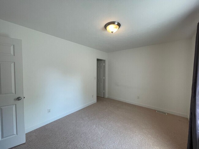 Building Photo - Four Bedroom Home in Kalamazoo
